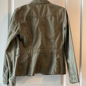 Dkny Green Utility Jacket with Tailored Fit and Lightweight Fabric